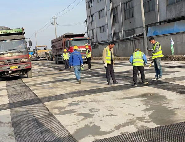 洪山老材料的新故事：玻璃纤维土工格栅如何在‘白改黑’浪潮中重获新生？